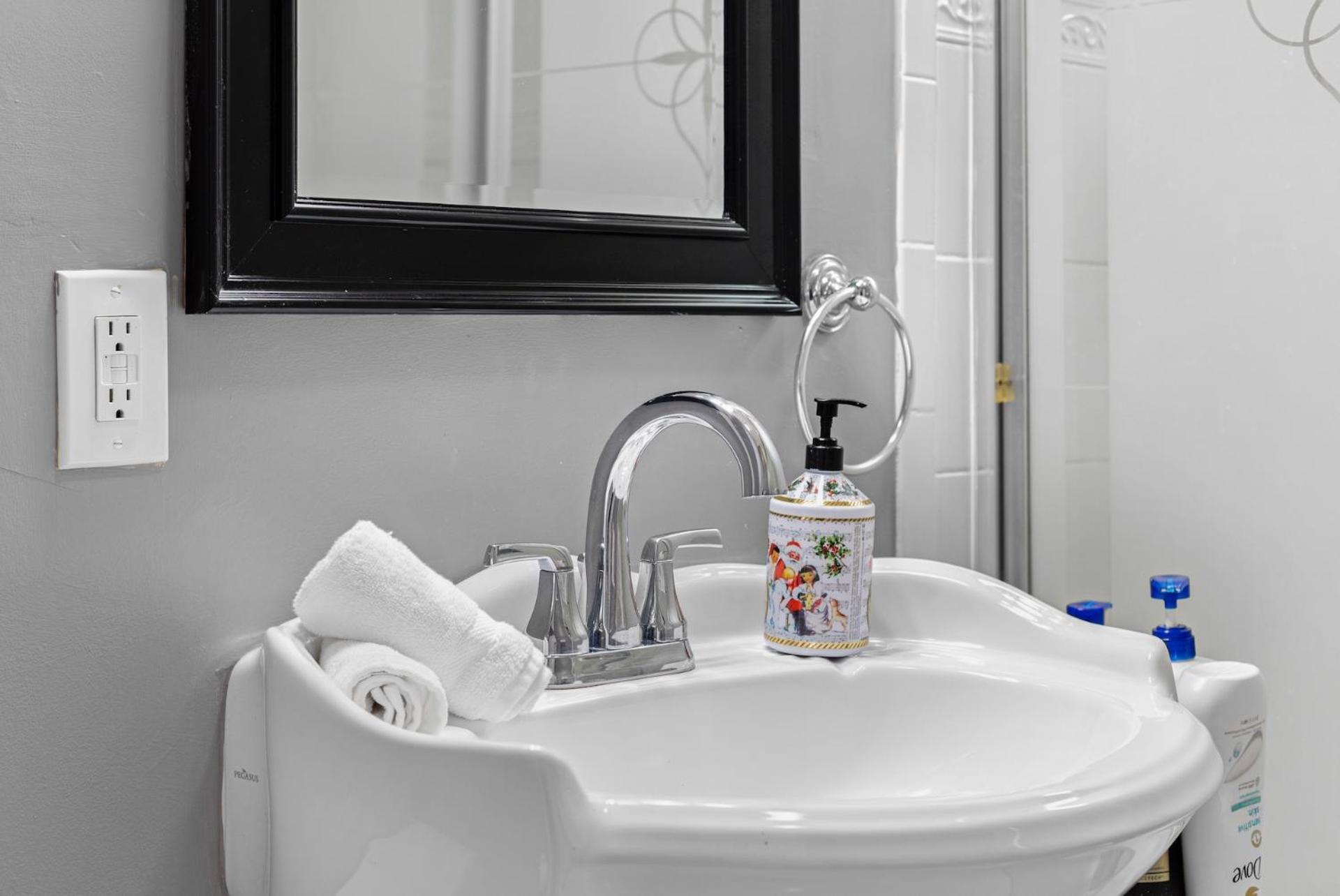 Spacious Apartments Near Ashmont - Evonify Stays Boston Eksteriør billede