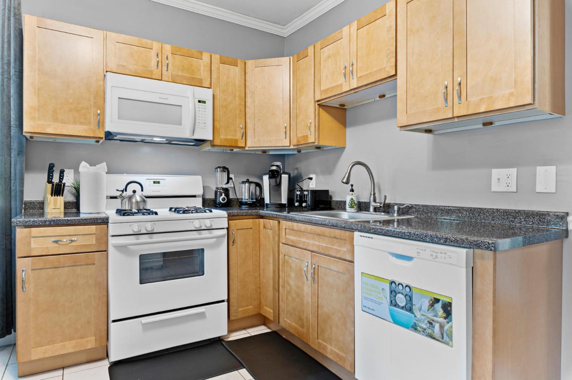 Spacious Apartments Near Ashmont - Evonify Stays Boston Eksteriør billede