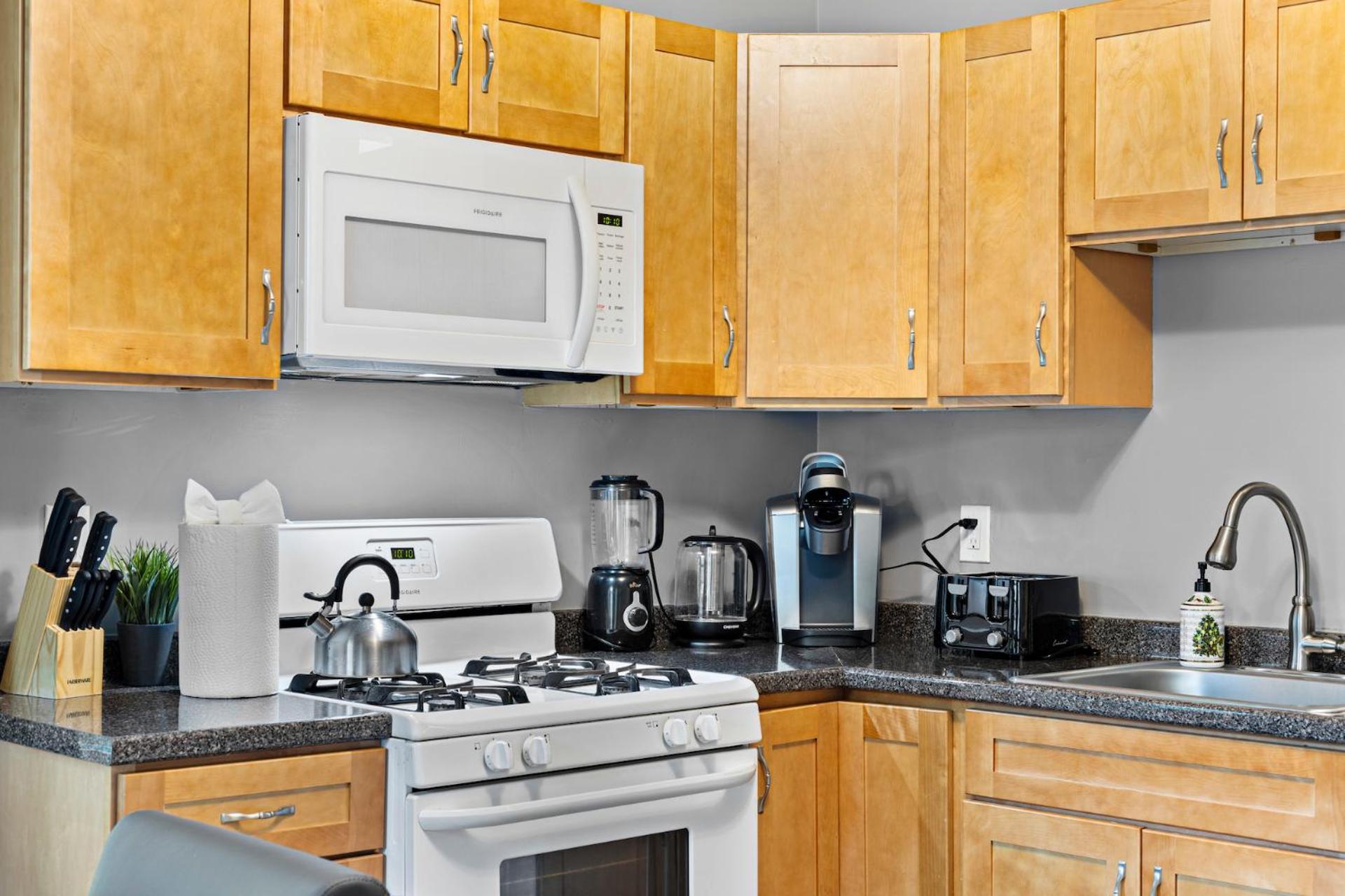 Spacious Apartments Near Ashmont - Evonify Stays Boston Eksteriør billede